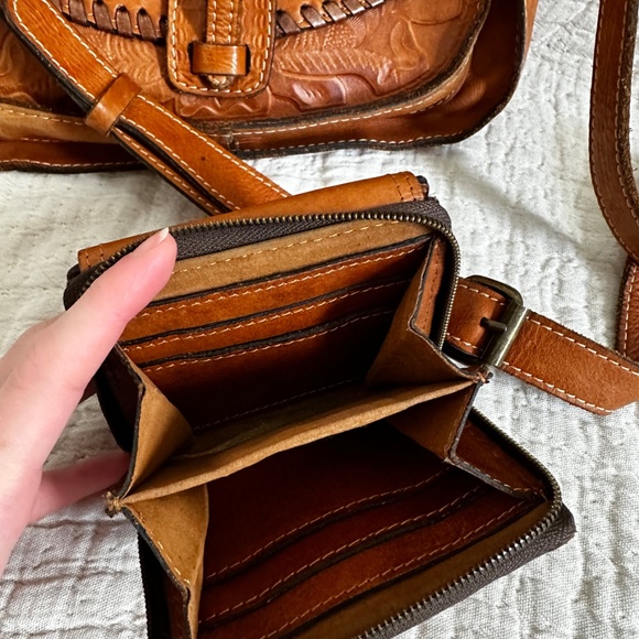 Patricia Nash Medium sized Saddle Bag with Matching Wallet - Picture 3 of 8